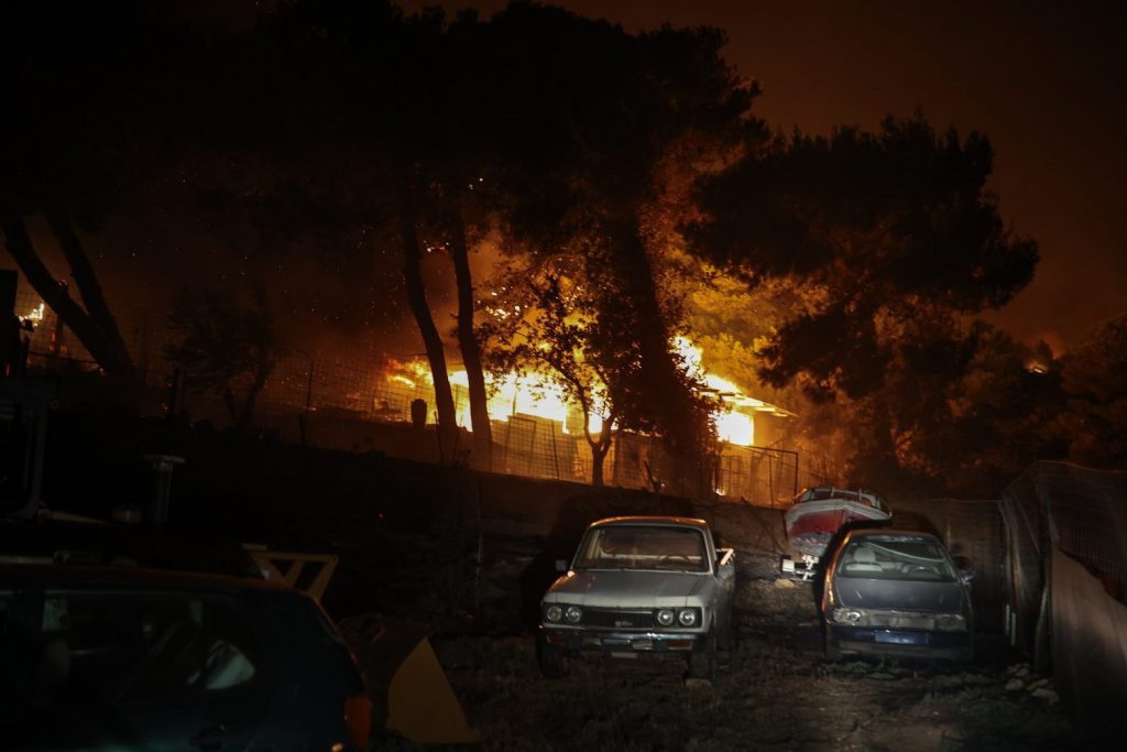 Εφιαλτική νύχτα στη Πεντέλη - καίγονται σπίτια