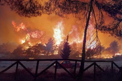 Φωτιά στην Ηλεία: Μάχη για να μην περάσουν οι φλόγες στα χωριά