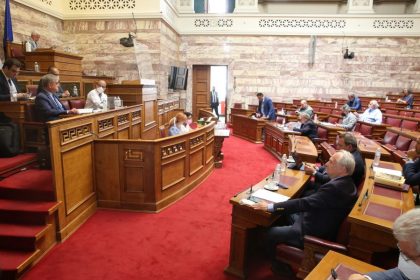 Υψηλοί τόνοι στη Βουλή για τον «κοριό» Ανδρουλάκη