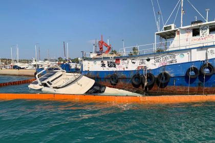 Σκάφος βυθίστηκε στο λιμάνι της Νέας Περάμου [φωτό]
