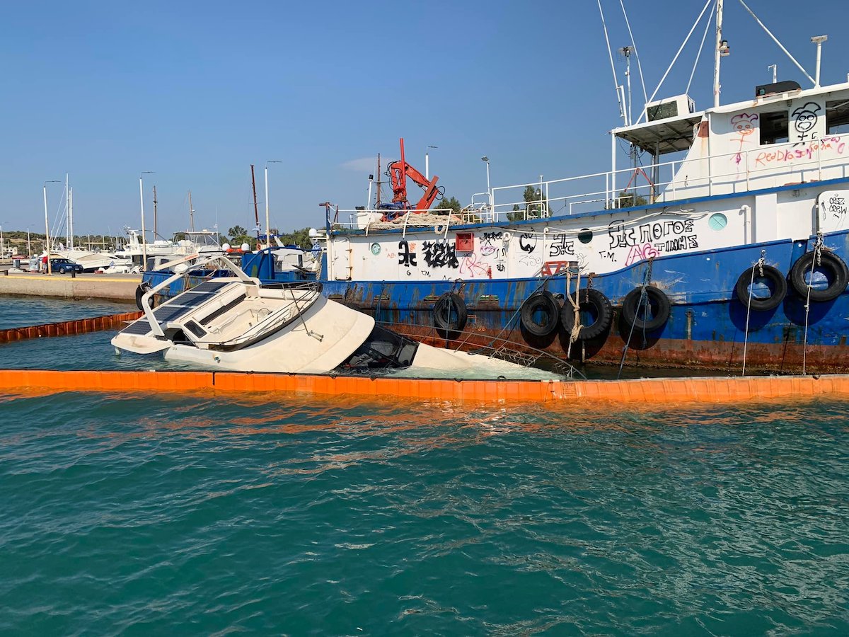 Σκάφος βυθίστηκε στο λιμάνι της Νέας Περάμου [φωτό]
