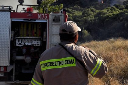 Συναγερμός για φωτιά στην Αττική: Καίει κοντά στο γήπεδο Ριζούπολης