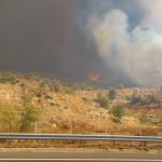 Έκλεισε η Αθηνών - Κορίνθου λόγω της φωτιάς κοντά στα Διόδια Ελευσίνας