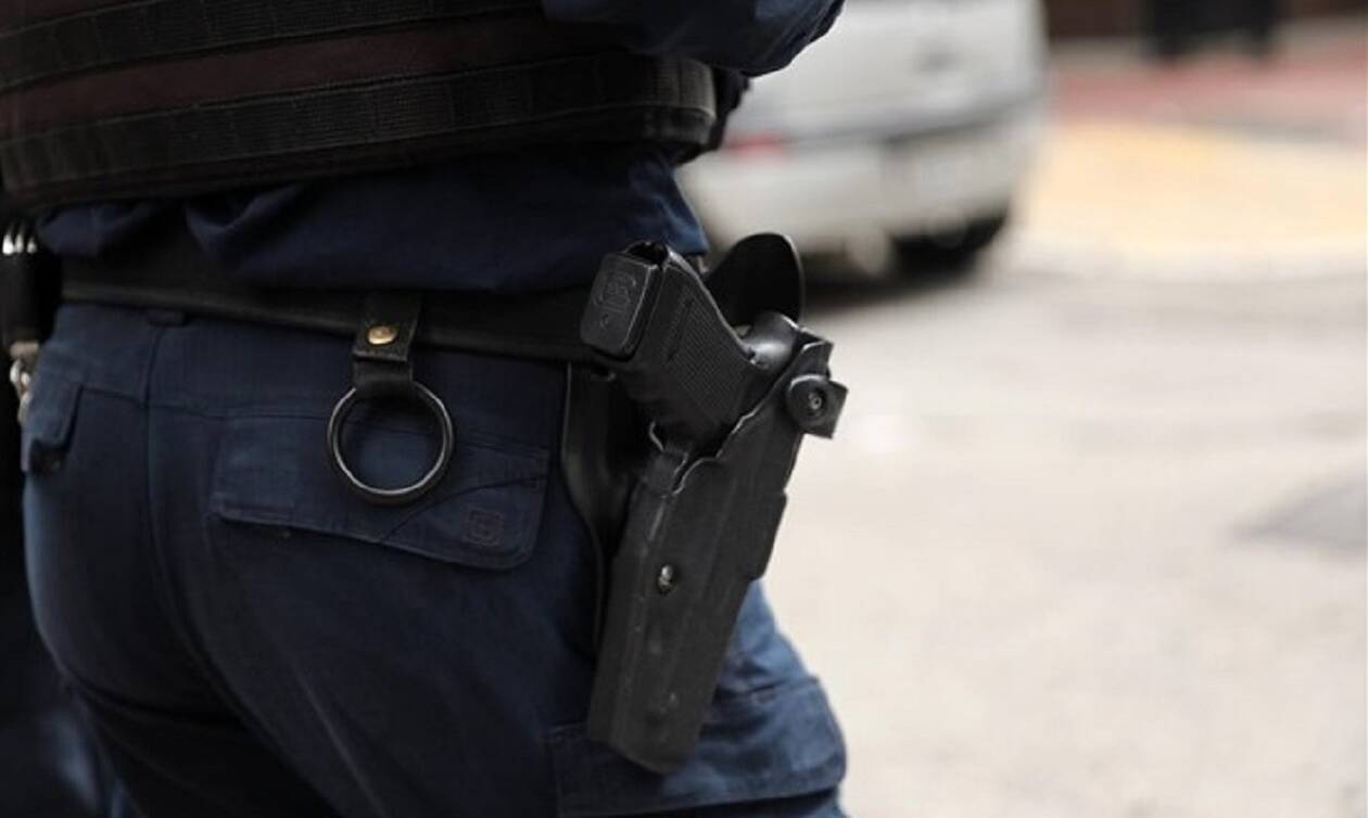 Αστυνομικός αυτοτραυματίστηκε με υπηρεσιακό πιστόλι στον Πειραιά