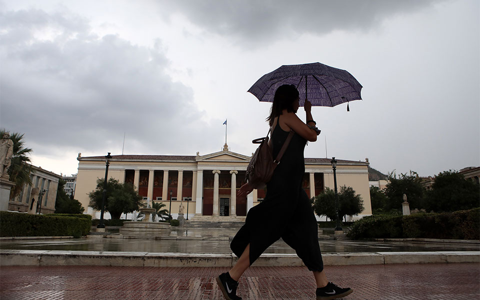 Τρία κύματα κακοκαιρίας «χτυπούν» την Ελλάδα