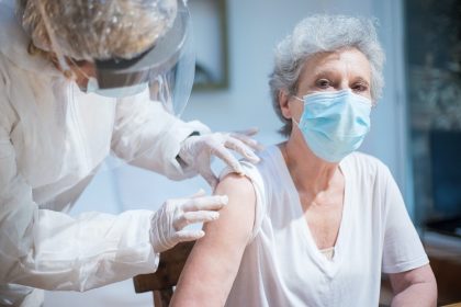 Πλεύρης: Από Οκτώβριο και σε δύο φάσεις ο εμβολιασμός για την Όμικρον