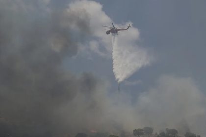 Φωτιά στη Νέα Πέραμο: Καλύτερη εικόνα αλλά ανησυχία λόγω των δυνατών ανέμων [φωτό]
