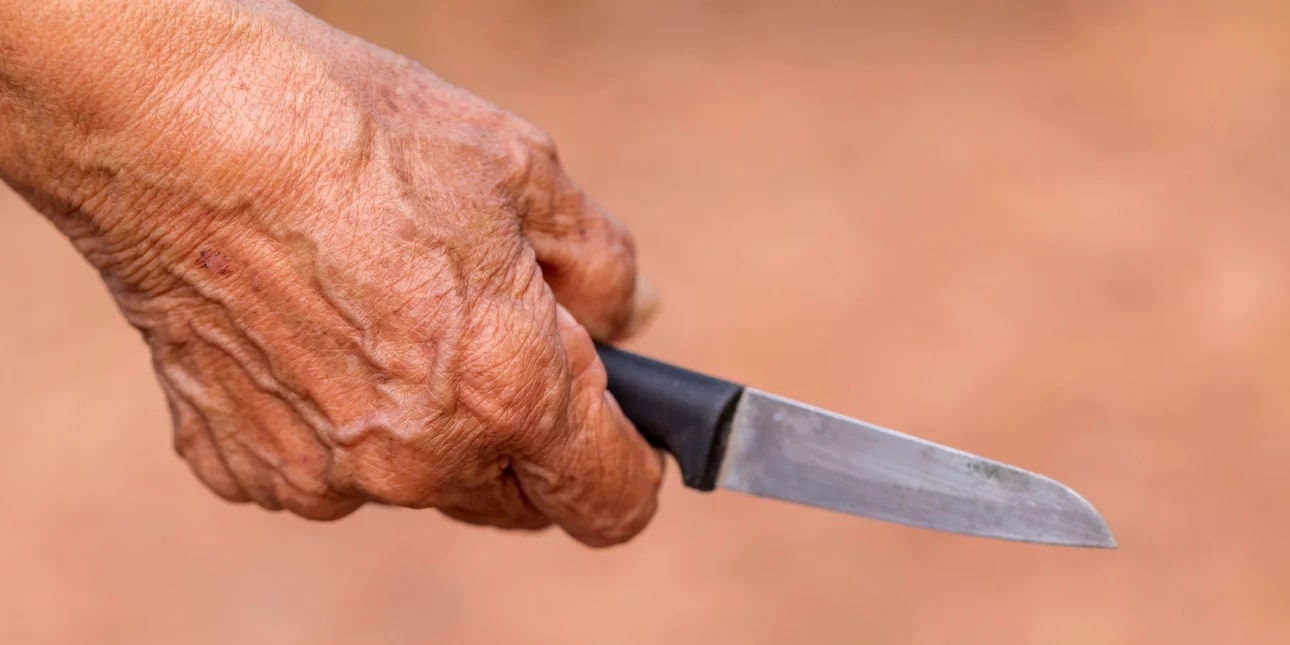 Μέγαρα: Ρομά μαχαίρωσε 92χρονη για να της αρπάξει τη σύνταξη