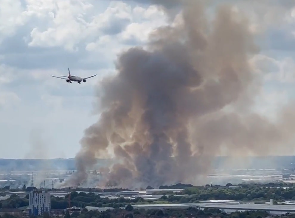 Μεγάλη φωτιά κοντά στο αεροδρόμιο Χίθροου της Βρετανίας [φωτο-βιντεο]