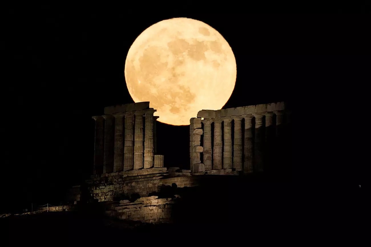 Πανσέληνος Αυγούστου: Το τελευταίο «μάθημα» του Διονύση Σιμόπουλου για το Αυγουστιάτικο Φεγγάρι