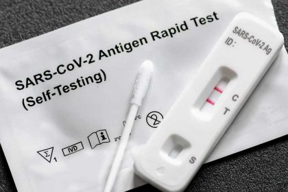 Παραμένουν τα υποχρεωτικά rapid test για τους ανεμβολίαστους εργαζόμενους