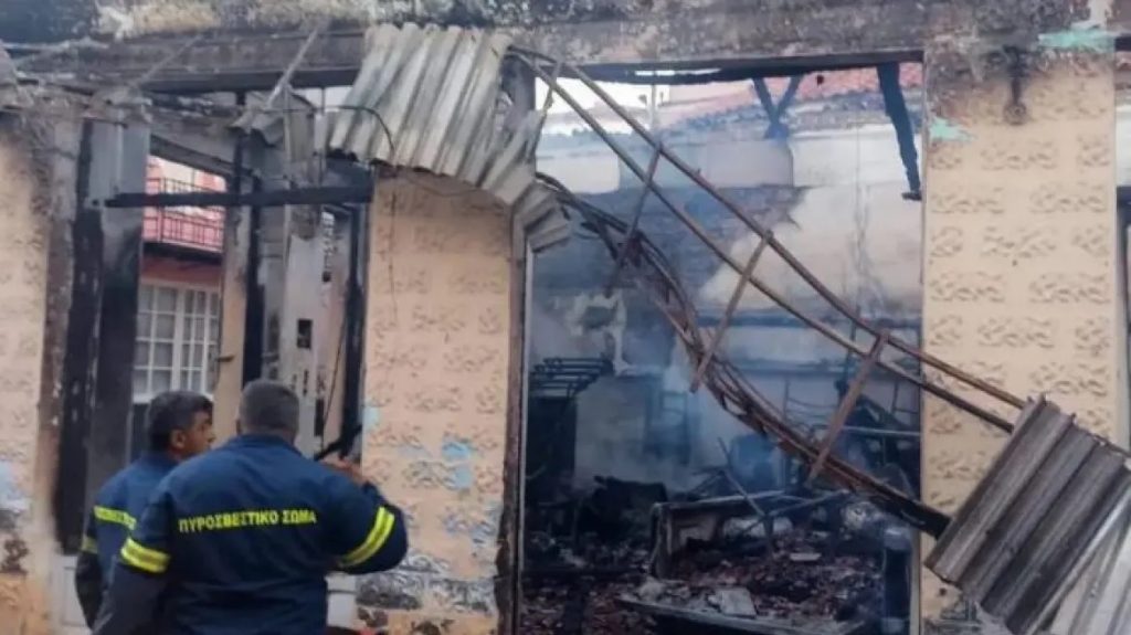 71χρονος «μπούκαρε» με ΙΧ στο κατάστημα του αδερφού του γεμάτο φιάλες υγραερίου, έβαλε φωτιά και κάηκε