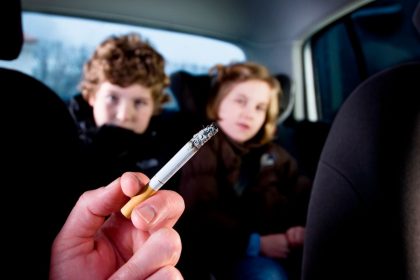 Έρευνα: Εμμέσως εθισμένα στη νικοτίνη τα παιδιά καπνιστών