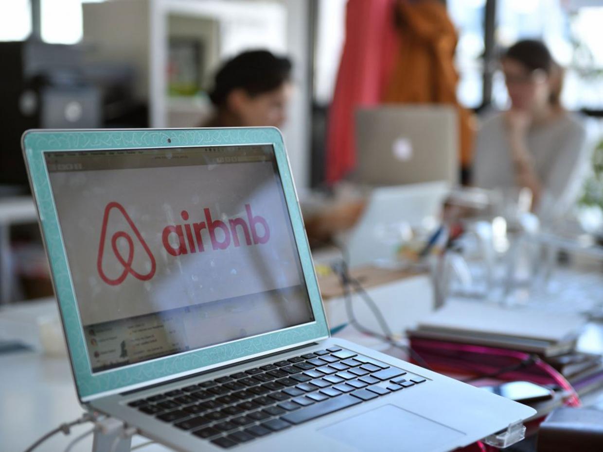 Δήμοι και ένοικοι πολυκατοικιών θα «αποφασίζουν» για τα Αirbnb