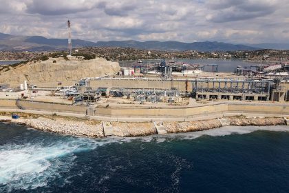Ρεβυθούσα: Το νησάκι του Σαρωνικού που έγινε πύλη εισόδου του φυσικού αερίου στην Ελλάδα