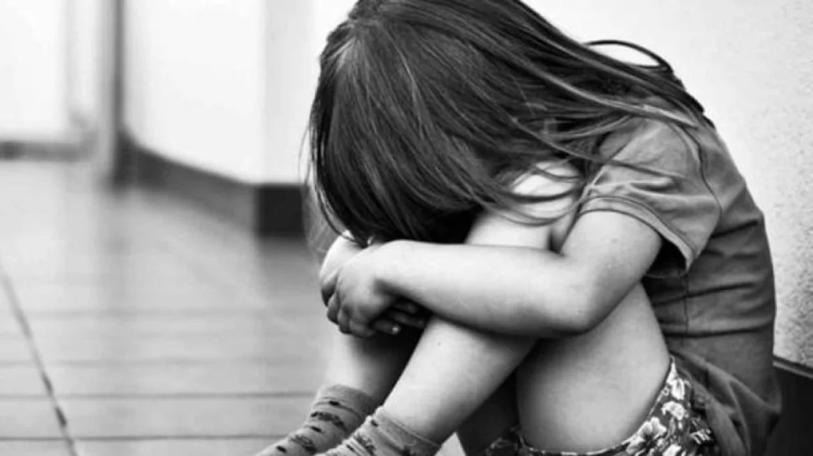 Ανατριχίλα: Βίασε την 13χρονη κόρη της συντρόφου του, την ώρα που η γυναίκα γεννούσε το παιδί τους