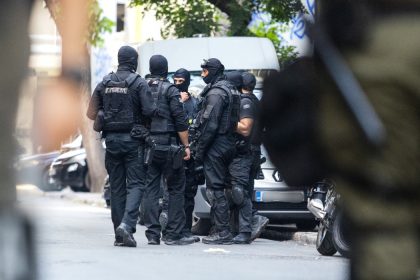 Μεγάλη αστυνομική επιχείρηση στο Μενίδι: Πάνω από 10 προσαγωγές για ναρκωτικά, κλοπές και όπλα