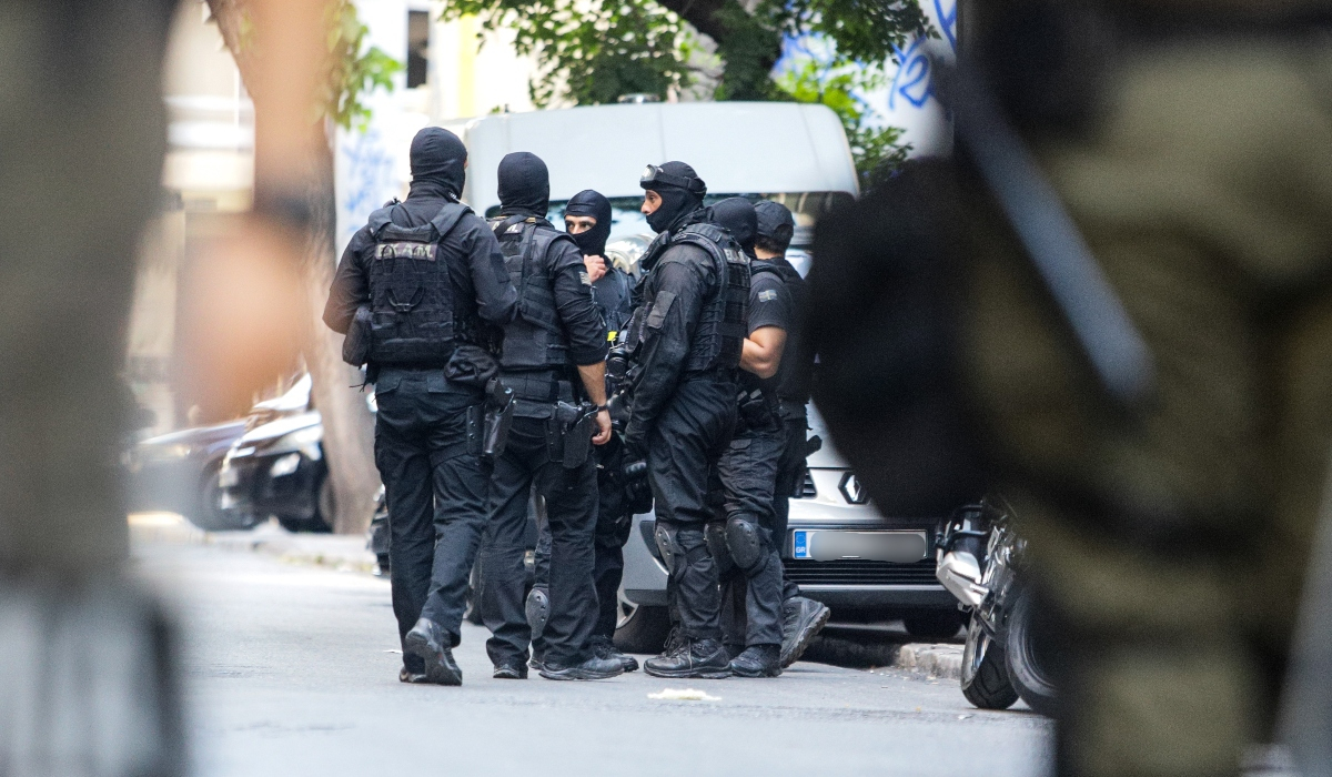 Μεγάλη αστυνομική επιχείρηση στο Μενίδι: Πάνω από 10 προσαγωγές για ναρκωτικά, κλοπές και όπλα