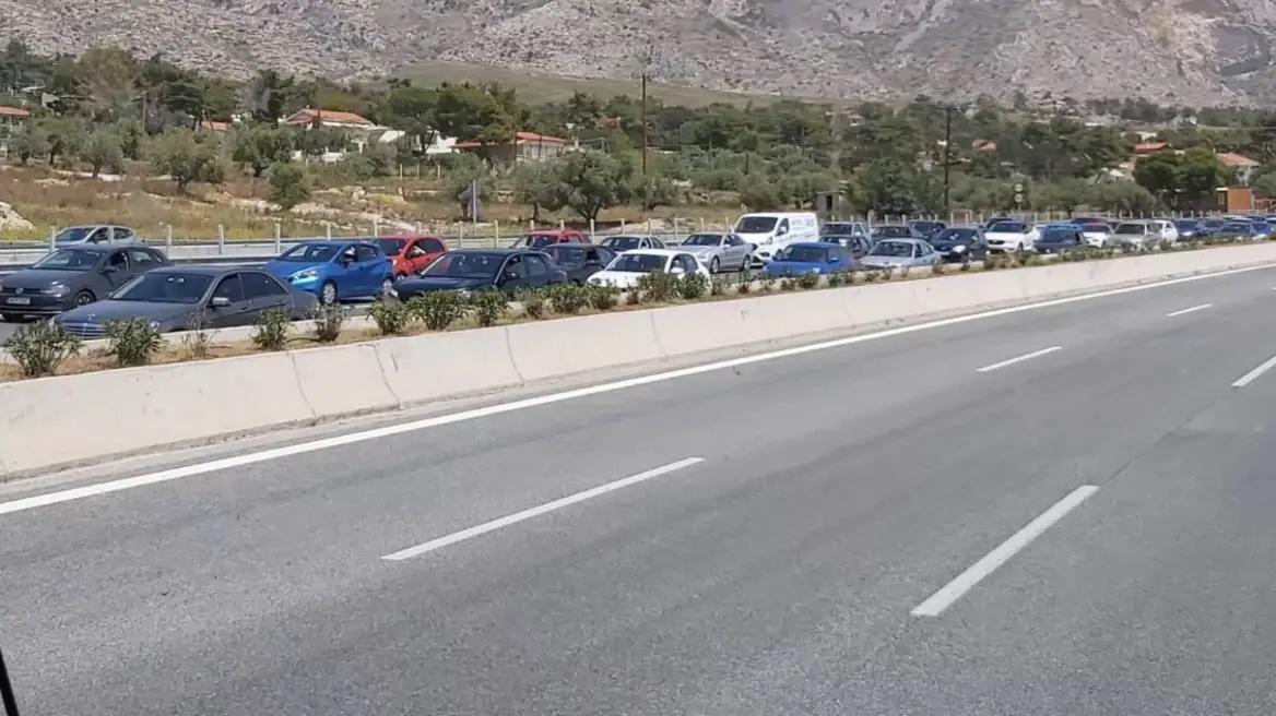 Κυκλοφοριακό κομφούζιο στην Αθηνών – Κορίνθου λόγω τροχαίου