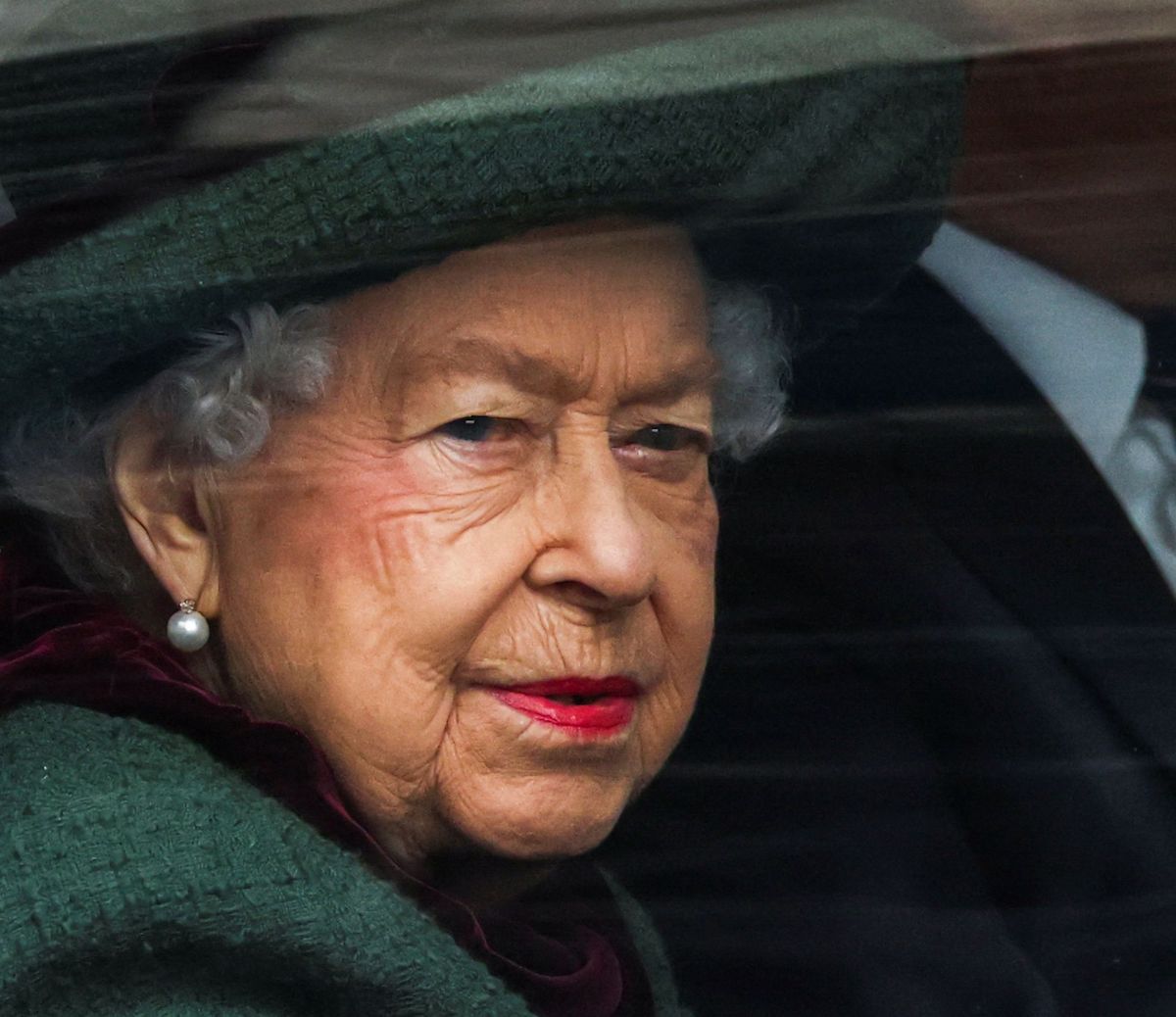 Κρίσιμες ώρες για τη βασίλισσα Ελισάβετ: Όλη η οικογένεια στο πλευρό της