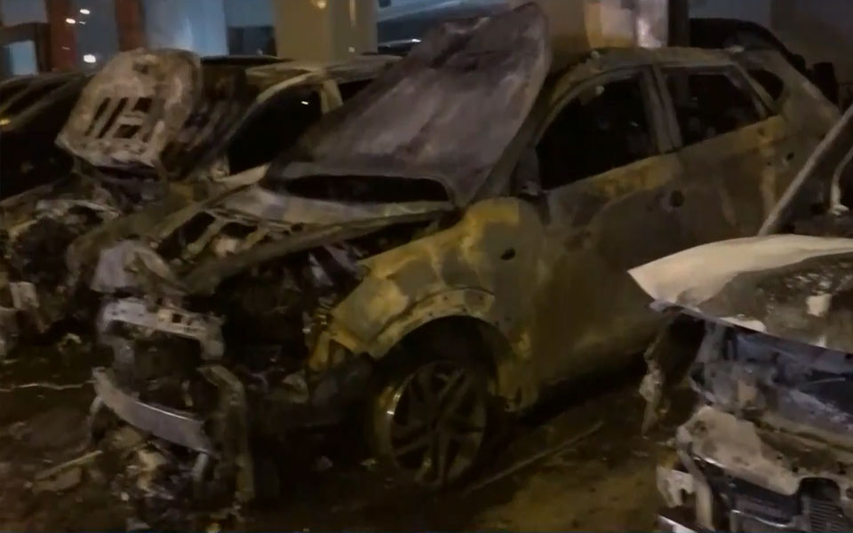 Φωτιά σε αντιπροσωπεία αυτοκινήτων στην Αχαρνών