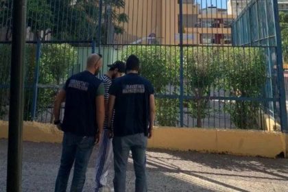 Επιχείρηση της Δίωξης Ναρκωτικών σε Δυτική Αττική και Αθήνα: Προσαγωγές και συλλήψεις έξω από σχολεία