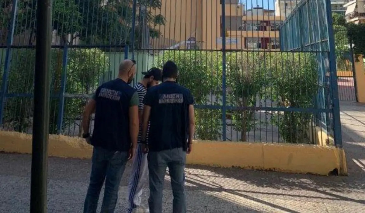 Επιχείρηση της Δίωξης Ναρκωτικών σε Δυτική Αττική και Αθήνα: Προσαγωγές και συλλήψεις έξω από σχολεία