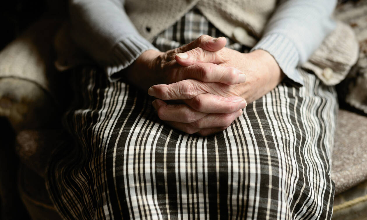 Χειροπέδες σε γιαγιά - «γκάνγκστερ» που εξαπατούσε ηλικιωμένους