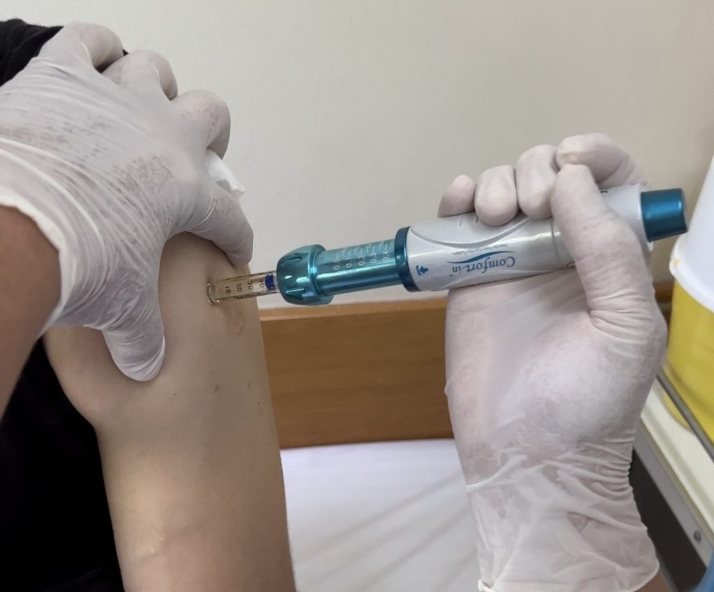 Για πρώτη φορά εμβόλιο χωρίς βελόνα στην Ελλάδα - Δείτε πως γίνεται