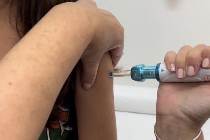Για πρώτη φορά εμβόλιο χωρίς βελόνα στην Ελλάδα - Δείτε πως γίνεται