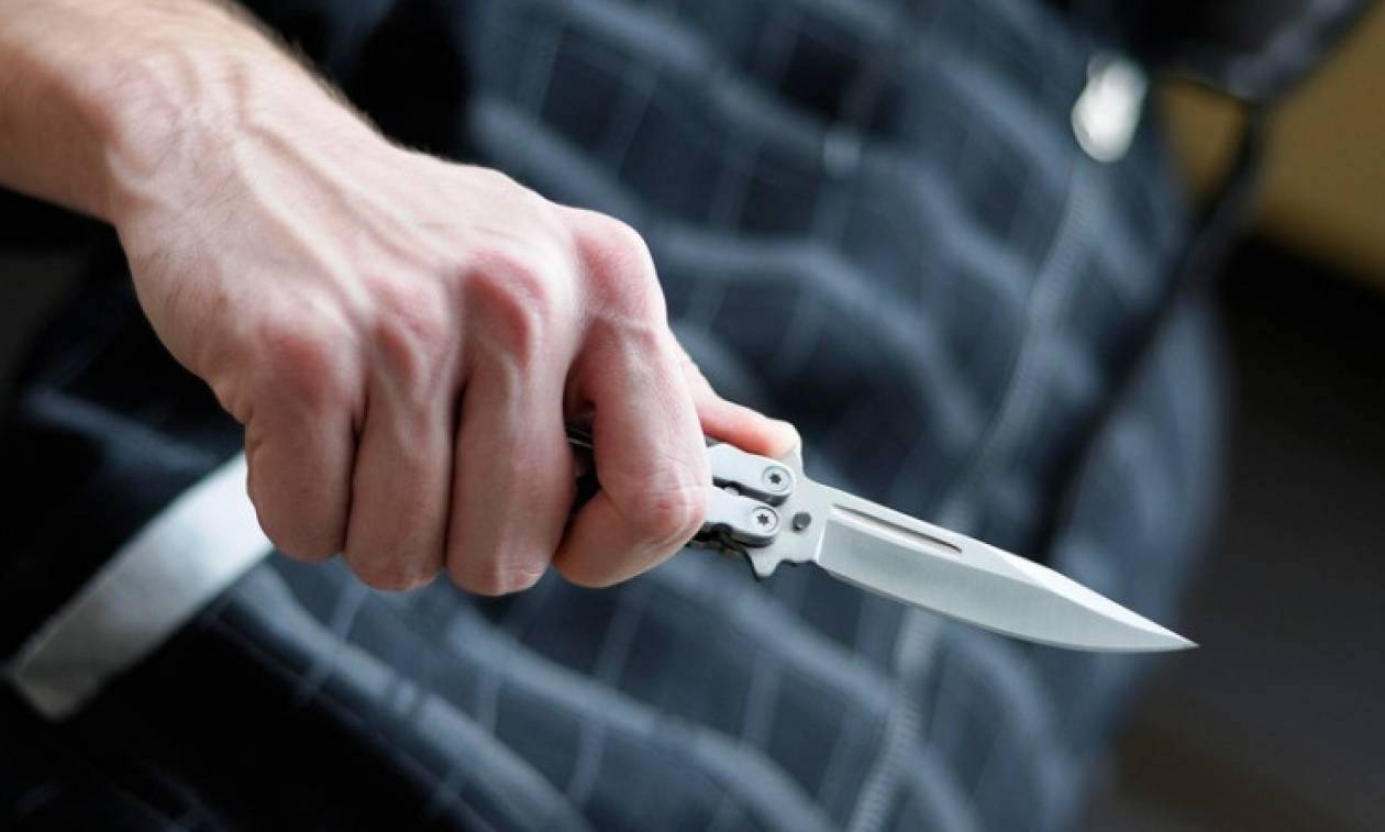 Αστυνομικός εκτός υπηρεσίας αφόπλισε άνδρα που απειλούσε περαστικούς με μαχαίρι