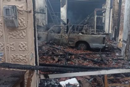 71χρονος «μπούκαρε» με ΙΧ στο κατάστημα του αδερφού του γεμάτο φιάλες υγραερίου, έβαλε φωτιά και κάηκε