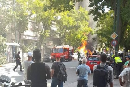 Φωτιά και εκρήξεις σε κατάστημα με φιάλες υγραερίου στην Αχαρνών