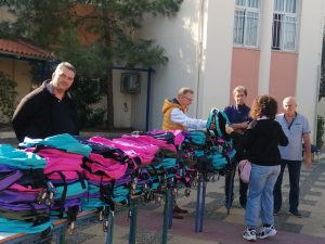 Δήμος Ασπροπύργου: Καλωσόρισμα με διανομή σχολικών ειδών στους μαθητές των Γυμνασίων