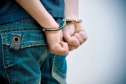 Αττική: Συνελήφθη 19χρονος μετά από καταγγελία ότι θώπευσε γυναίκες στη μέση του δρόμου