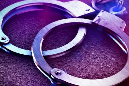 Τρόμος στην Κόρινθο: Συνελήφθη o 33χρονος που απήγαγε και βίασε την εν διαστάσει σύζυγό του