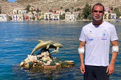 Ποιος είναι ο Σπύρος Χρυσικόπουλος που κολύμπησε από τη Ρόδο στο Καστελόριζο σε 64 ώρες χωρίς διακοπή
