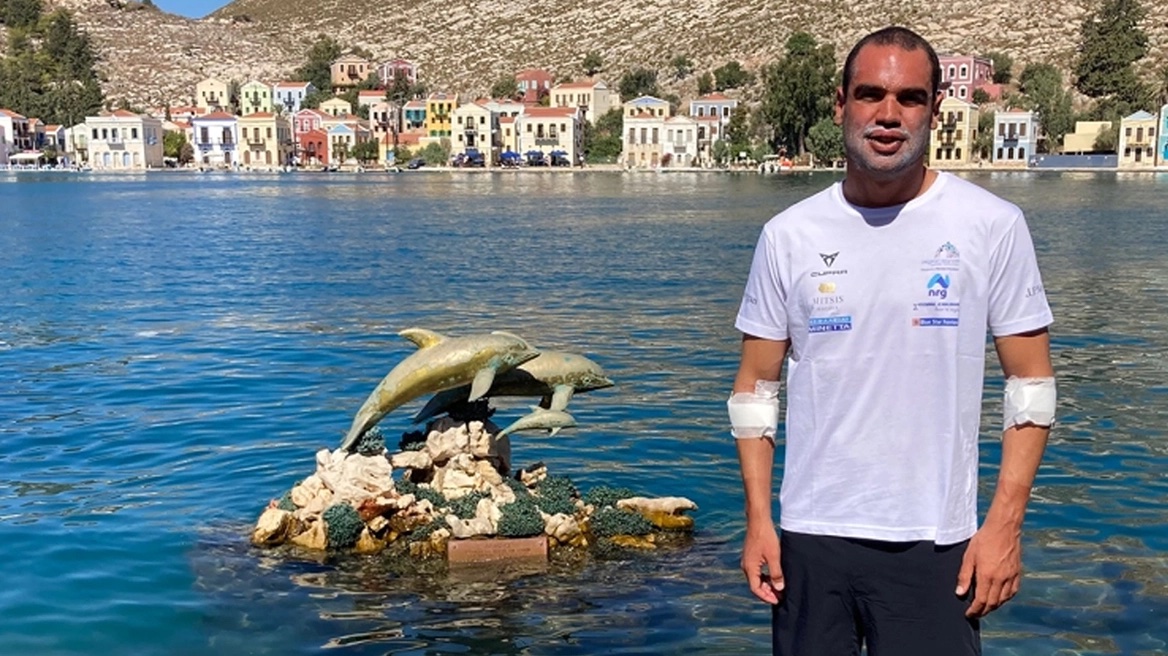 Ποιος είναι ο Σπύρος Χρυσικόπουλος που κολύμπησε από τη Ρόδο στο Καστελόριζο σε 64 ώρες χωρίς διακοπή