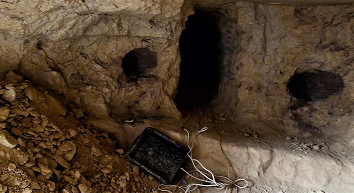 Δερβενοχώρια: Εντοπίστηκαν ανθρώπινα οστά και χειροβομβίδα σε σπήλαιο