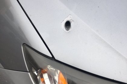 Παραλίγο τραγωδία στα Άνω Λιόσια: Σφαίρα καρφώθηκε σε καπό αυτοκινήτου