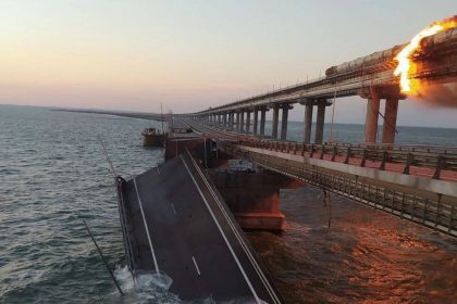 Ισχυρή έκρηξη στη γέφυρα της Κριμαίας, στη θάλασσα κατέληξε το οδόστρωμα