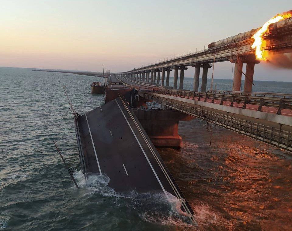 Ισχυρή έκρηξη στη γέφυρα της Κριμαίας, στη θάλασσα κατέληξε το οδόστρωμα