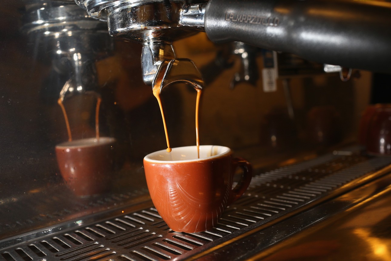«Πικρό καφέ» πίνουν οι Έλληνες: Πώς η βασική μας συνήθεια έγινε είδος πολυτελείας