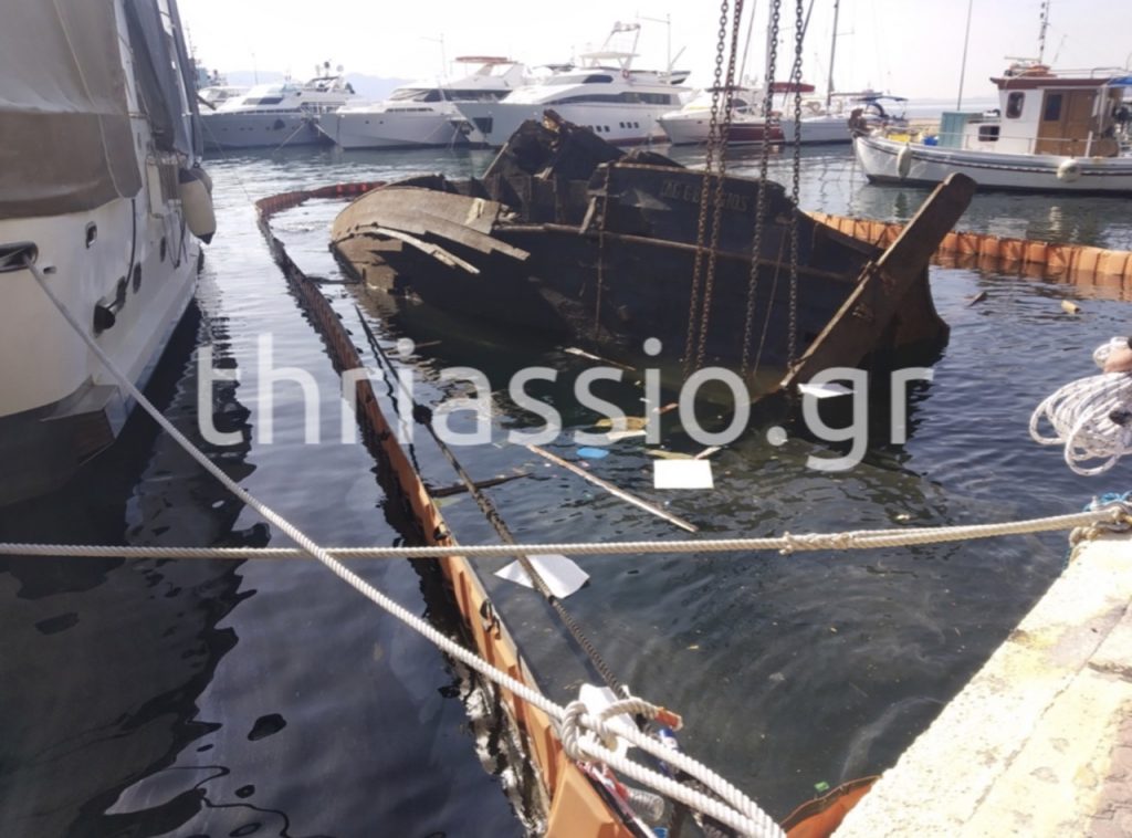 Απομάκρυνση ημιβυθισμένου σκάφους από τη Παραλία Ελευσίνας [Φωτο-Βίντεο]