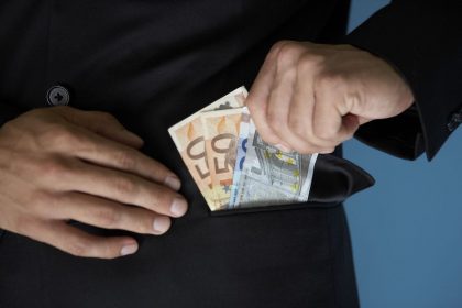 Απατεώνας «πούλησε έρωτα» σε 41χρονη και της απέσπασε πάνω από 100.000 ευρώ
