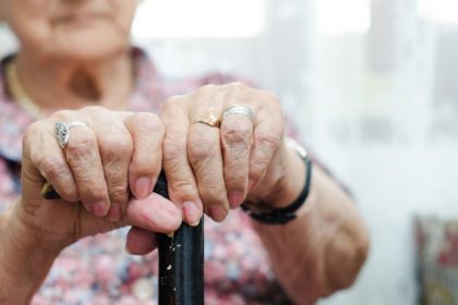 Δημογραφικό: Ολοένα και περισσότεροι οι ηλικιωμένοι που θα μένουν μόνοι στην Ελλάδα