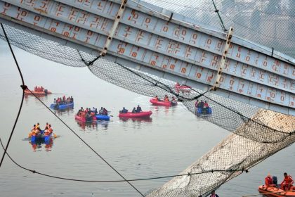 Η στιγμή της κατάρρευσης της γέφυρας στην Ινδία -Τουλάχιστον 130 νεκροί