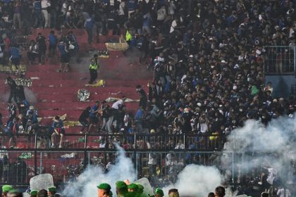 Τραγωδία σε ματς ποδοσφαίρου στην Ινδονησία: Πάνω από 174 νεκροί μετά από εισβολή οπαδών σε γήπεδο