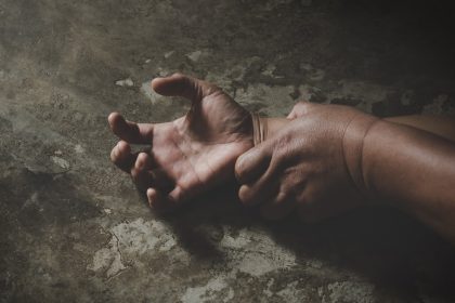 «Εφιάλτης» για 70χρονη: Ο κουνιάδος της την απειλούσε με πριόνι και τη βίαζε