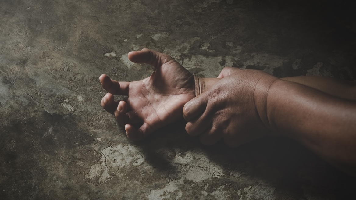 «Εφιάλτης» για 70χρονη: Ο κουνιάδος της την απειλούσε με πριόνι και τη βίαζε